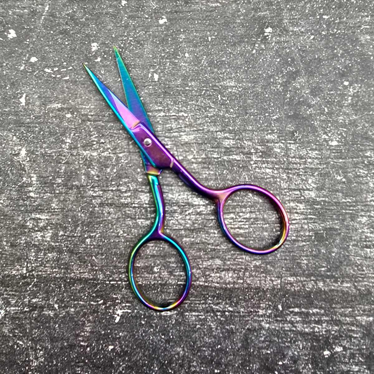 Milward Oilslick Embroidery Scissors - Undercover Otter - Tools - Milward - White Faux Leather