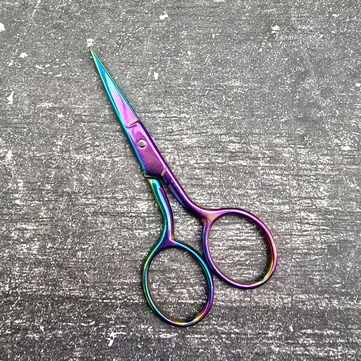 Milward Oilslick Embroidery Scissors - Undercover Otter - Tools - Milward - White Faux Leather